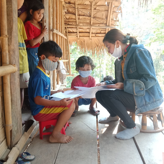 Giáo viên Trường Tiểu học Hữu Khuông đang giảng bài cho học sinh (Ảnh Phòng Giáo dục Tương Dương cung cấp) Giáo viên Trường Tiểu học Hữu Khuông đang giảng bài cho học sinh (Ảnh Phòng Giáo dục Tương Dương cung cấp)