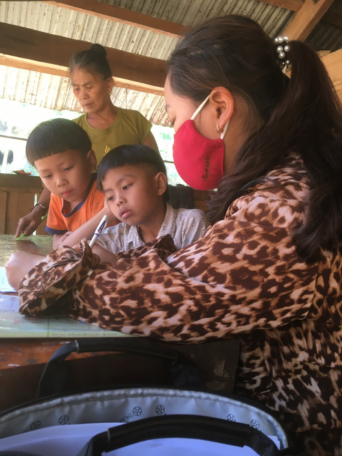 Giáo viên Trường Tiểu học Hữu Khuông đang giảng bài cho học sinh (Ảnh Phòng Giáo dục Tương Dương cung cấp) Giáo viên Trường Tiểu học Hữu Khuông đang giảng bài cho học sinh (Ảnh Phòng Giáo dục Tương Dương cung cấp)