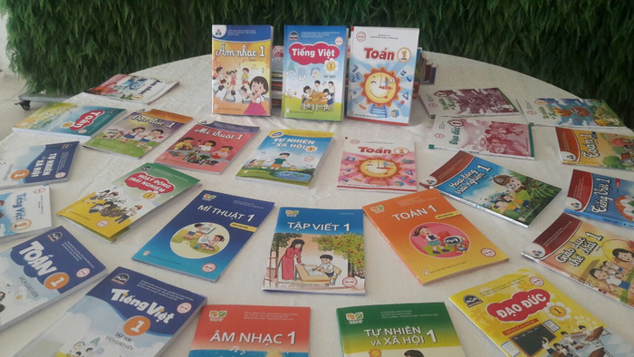 Sách giáo khoa mới vẫn sẽ diễn ra cảnh bán độc quyền nơi trường học (Ảnh minh họa:phapluatnet) Sách giáo khoa mới vẫn sẽ diễn ra cảnh bán độc quyền nơi trường học (Ảnh minh họa:phapluatnet)