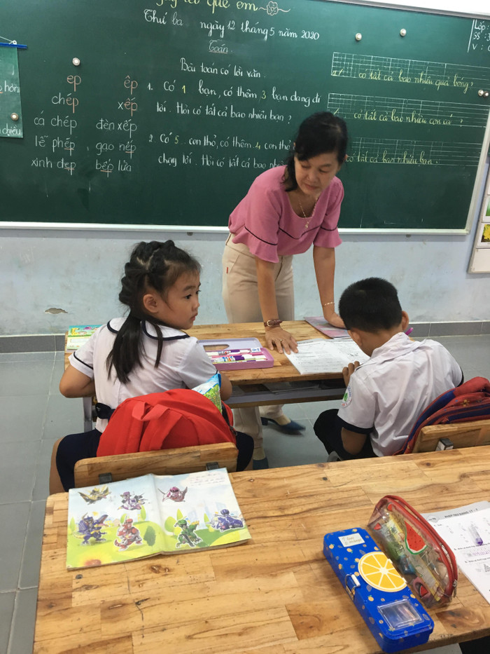 Sau mỗi giờ ra chơi giáo viên lại nỗ lực kèm học sinh (Ảnh PT) Sau mỗi giờ ra chơi giáo viên lại nỗ lực kèm học sinh (Ảnh PT)