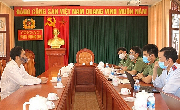 Giáo viên Đ.Q.T. đã bị triệu tập làm việc và xử phạt do những hành vi đăng tải thông tin xuyên tạc, sai sự thật trên Facebook. (Ảnh: CQCA Báo Pháp Luật Xã hội). Giáo viên Đ.Q.T. đã bị triệu tập làm việc và xử phạt do những hành vi đăng tải thông tin xuyên tạc, sai sự thật trên Facebook. (Ảnh: CQCA Báo Pháp Luật Xã hội).