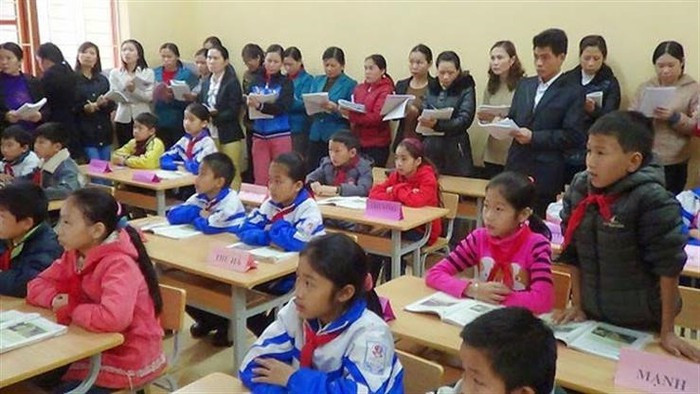 Lớp học chưa tới 30 học sinh nhưng thầy cô dự giờ có đến vài chục người (Ảnh chỉ mang tính chất minh họa, nguồn: Báo Giáo dục và Thời đại). Lớp học chưa tới 30 học sinh nhưng thầy cô dự giờ có đến vài chục người (Ảnh chỉ mang tính chất minh họa, nguồn: Báo Giáo dục và Thời đại).