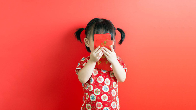 Lì xì trẻ nhỏ chỉ nên bỏ phong bì 10 ngàn hoặc 20 ngàn là được (Ảnh minh họa Báo Giáo dục và thời đại) Lì xì trẻ nhỏ chỉ nên bỏ phong bì 10 ngàn hoặc 20 ngàn là được (Ảnh minh họa Báo Giáo dục và thời đại)