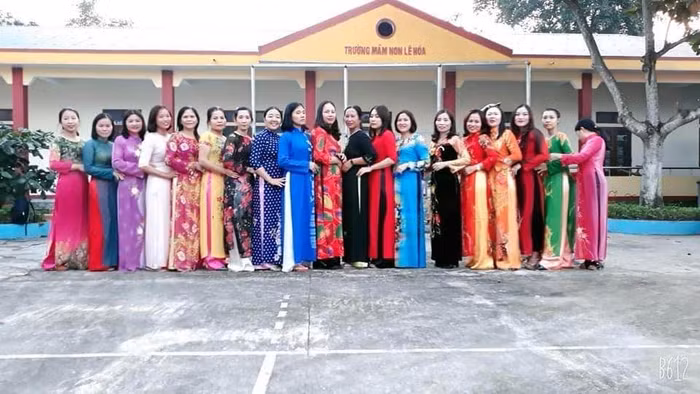 Các cô giáo miền Trung mặc những bộ áo dài được tặng (Ảnh: CTV) Các cô giáo miền Trung mặc những bộ áo dài được tặng (Ảnh: CTV)