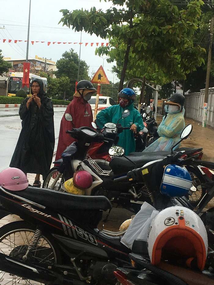 Phụ huynh Bình Thuận chờ con dưới mưa (Ảnh Phan Tuyết)