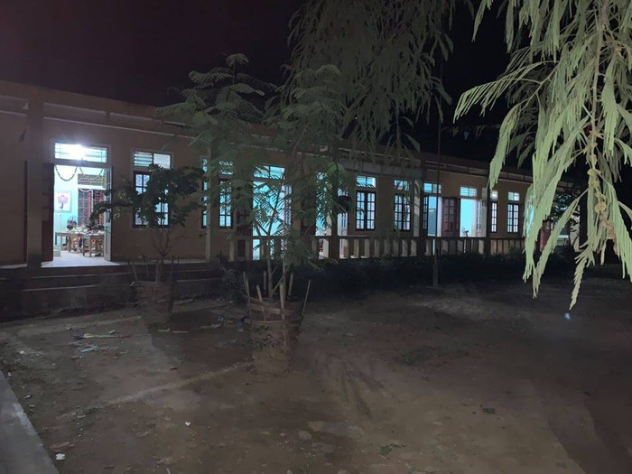 Buổi tối điểm trường Cà Moong luôn sáng đèn để giáo viên kèm học sinh học tập (Ảnh nhà trường cung cấp) Buổi tối điểm trường Cà Moong luôn sáng đèn để giáo viên kèm học sinh học tập (Ảnh nhà trường cung cấp)