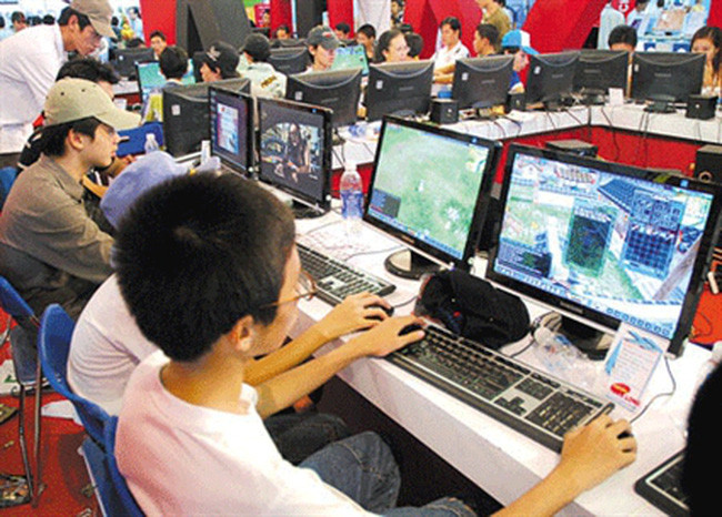 Trong mùa dịch này, tình trạng các em học sinh ở nhà thường xuyên chơi game trên các thiết bị điện tử hiện đại là không tránh khỏi. (Ảnh có tính chất minh họa của VTV). Trong mùa dịch này, tình trạng các em học sinh ở nhà thường xuyên chơi game trên các thiết bị điện tử hiện đại là không tránh khỏi. (Ảnh có tính chất minh họa của VTV).