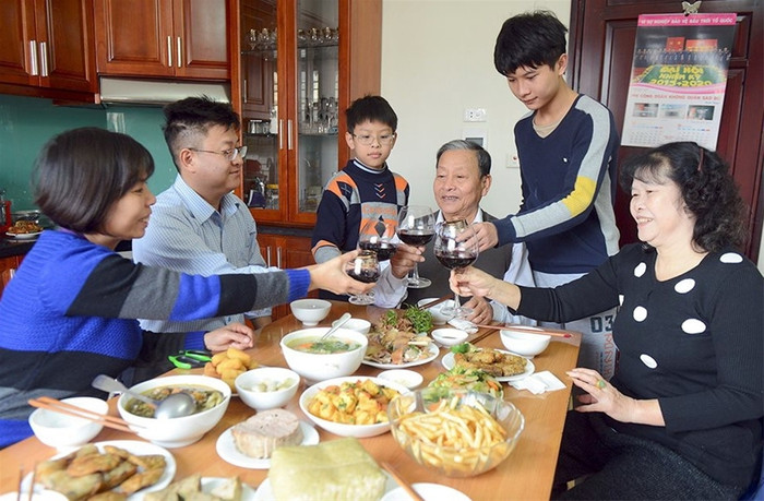 Bữa cơm chung tạo không khí đầm ấm, tăng thêm sự gắn kết giữa các thành viên trong gia đình (Ảnh minh họa: Báo Hải Dương).