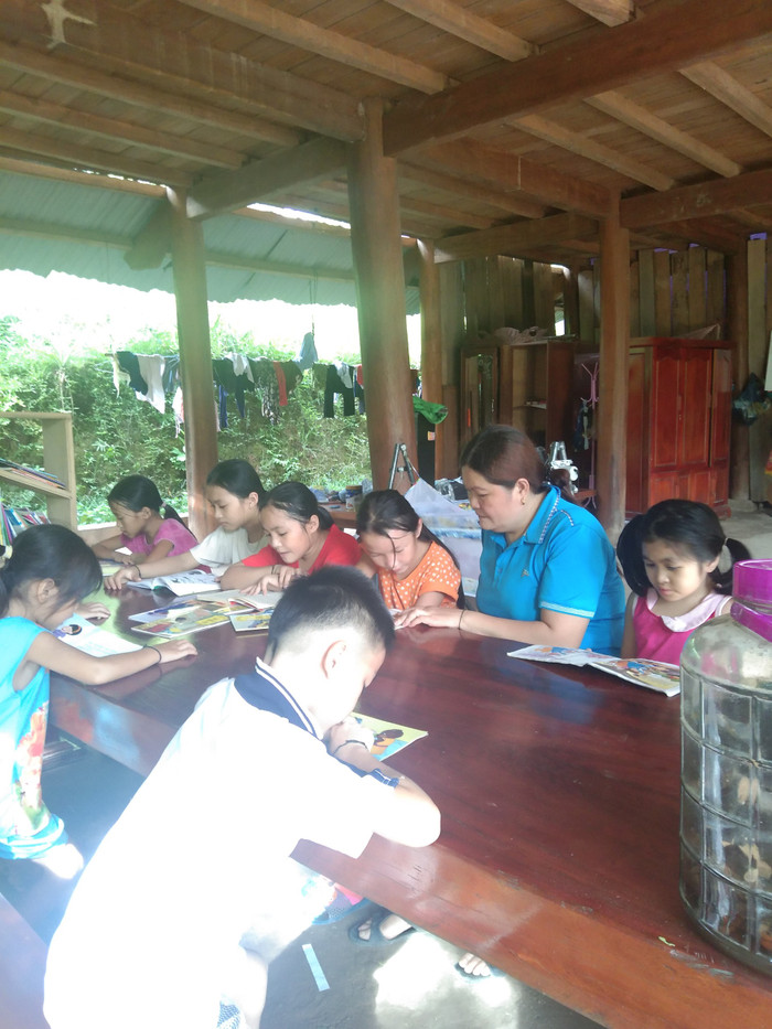 Kèm học sinh yếu đọc (Ảnh nhà trường cung cấp) Kèm học sinh yếu đọc (Ảnh nhà trường cung cấp)