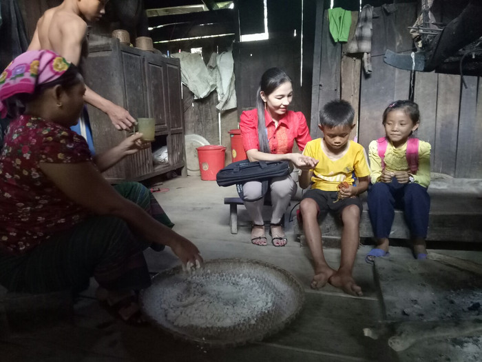 Cô giáo Phan Thị Duyên huyện Kỳ Sơn đi vận động học sinh ra lớp (Ảnh CTV) Cô giáo Phan Thị Duyên huyện Kỳ Sơn đi vận động học sinh ra lớp (Ảnh CTV)