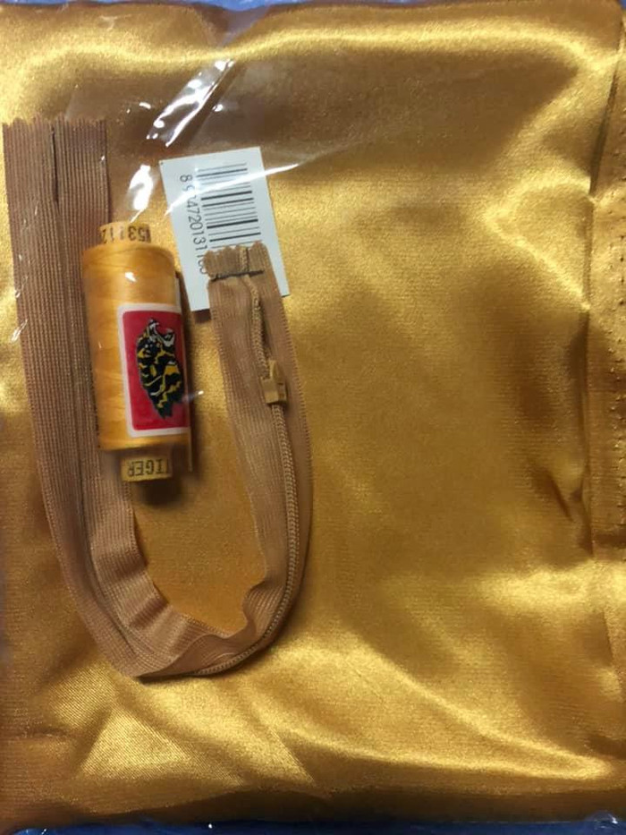 Mỗi mảnh vải quần có một sợi dây kéo và một cuộn chỉ cùng màu (Ảnh: CTV) Mỗi mảnh vải quần có một sợi dây kéo và một cuộn chỉ cùng màu (Ảnh: CTV)