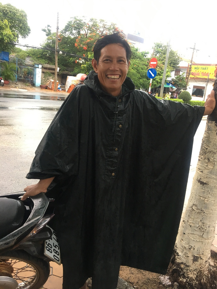 Anh Xuân Sơn động viên con, không đậu trường này thì có trường khác, đừng lo gì. (Ảnh Phan Tuyết)