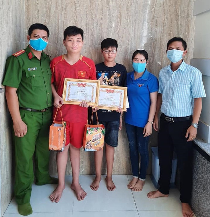 Công an phường Lạc Đạo thưởng nóng cho 2 học sinh trả lại của rơi (Ảnh CTV). Công an phường Lạc Đạo thưởng nóng cho 2 học sinh trả lại của rơi (Ảnh CTV).