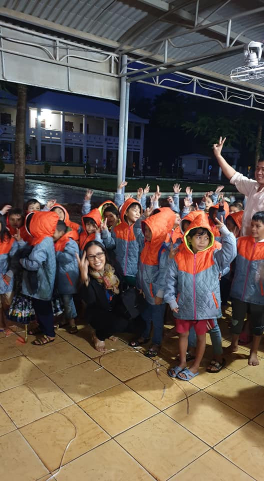 Học sinh Trà My nhận áo ấm (Ảnh CTV)