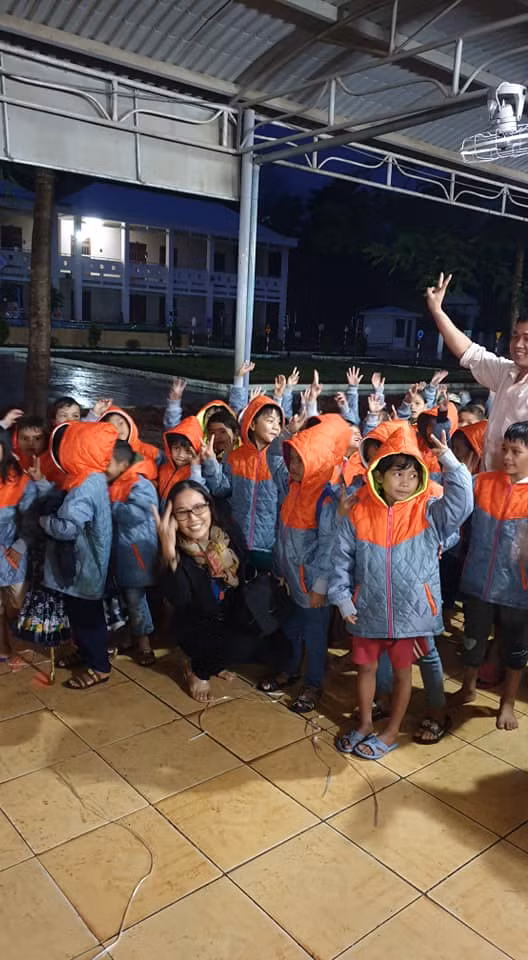 Học sinh Trà My nhận áo ấm (Ảnh CTV) Học sinh Trà My nhận áo ấm (Ảnh CTV)