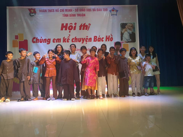 Kim Ngân cùng thầy cô giáo và các bạn cùng phụ họa (Ảnh nhân vật cung cấp) Kim Ngân cùng thầy cô giáo và các bạn cùng phụ họa (Ảnh nhân vật cung cấp)