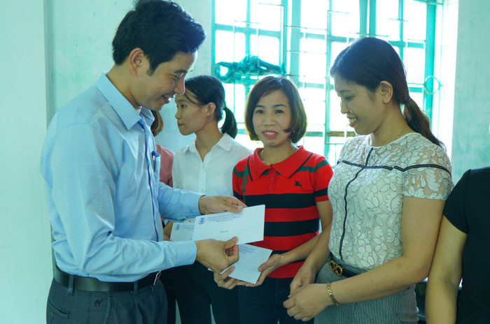 Lãnh đạo Sở Giáo dục và Đào tạo tỉnh Nghệ An trao quà cho các giáo viên, công nhân viên trường trung học phổ thông ngoài công lập (Ảnh công đoàn ngành cung cấp). Lãnh đạo Sở Giáo dục và Đào tạo tỉnh Nghệ An trao quà cho các giáo viên, công nhân viên trường trung học phổ thông ngoài công lập (Ảnh công đoàn ngành cung cấp).