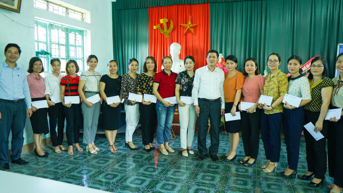 Lãnh đạo Sở Giáo dục và Đào tạo tỉnh Nghệ An trao quà cho các giáo viên, công nhân viên trường trung học phổ thông ngoài công lập (Ảnh công đoàn ngành cung cấp). Lãnh đạo Sở Giáo dục và Đào tạo tỉnh Nghệ An trao quà cho các giáo viên, công nhân viên trường trung học phổ thông ngoài công lập (Ảnh công đoàn ngành cung cấp).