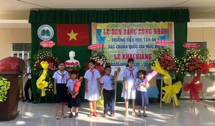 Đón học sinh lớp 1 (Ảnh Phan Tuyết) Đón học sinh lớp 1 (Ảnh Phan Tuyết)