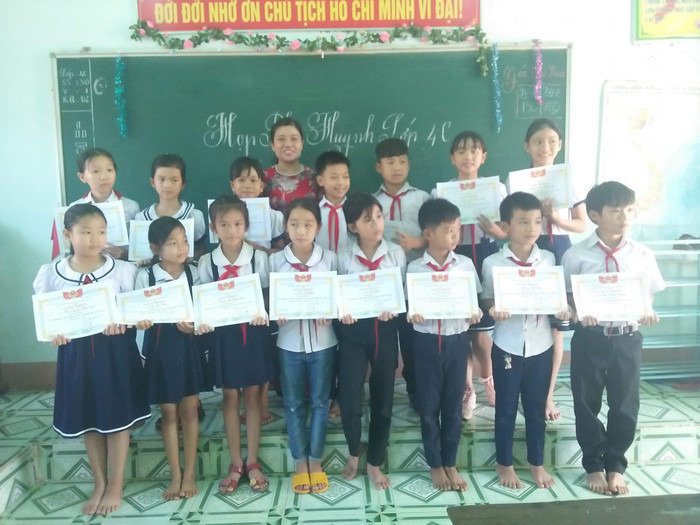 Cô Tâm và học sinh chủ nhiệm (Ảnh tác giả) Cô Tâm và học sinh chủ nhiệm (Ảnh tác giả)