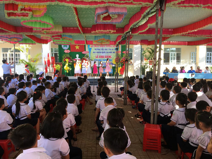 Dù sân trường được lát gạch, học sinh vẫn phải có ghế ngồi (Ảnh chỉ mang tính chất minh họa, tác giả: Phan Tuyết) Dù sân trường được lát gạch, học sinh vẫn phải có ghế ngồi (Ảnh chỉ mang tính chất minh họa, tác giả: Phan Tuyết)