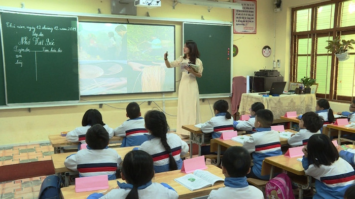 Nhiều giáo viên lo lắng thu nhập sẽ giảm sau ngày 1/7 (Hình ảnh mang tính minh họa: Báo Quảng Ninh) Nhiều giáo viên lo lắng thu nhập sẽ giảm sau ngày 1/7 (Hình ảnh mang tính minh họa: Báo Quảng Ninh)