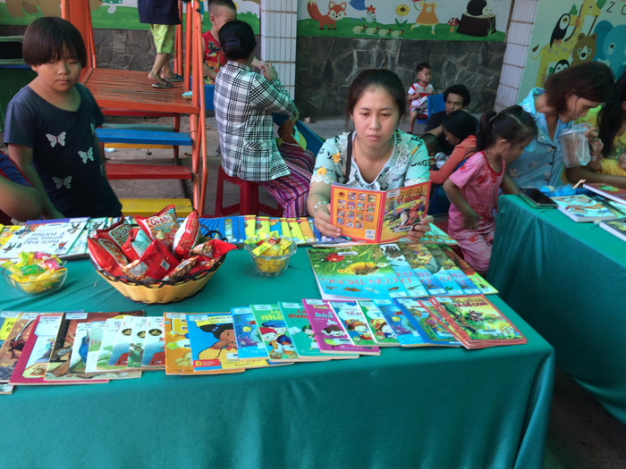 Không chỉ trẻ em mà người lớn cũng rất thích đọc (Ảnh CTV) Không chỉ trẻ em mà người lớn cũng rất thích đọc (Ảnh CTV)