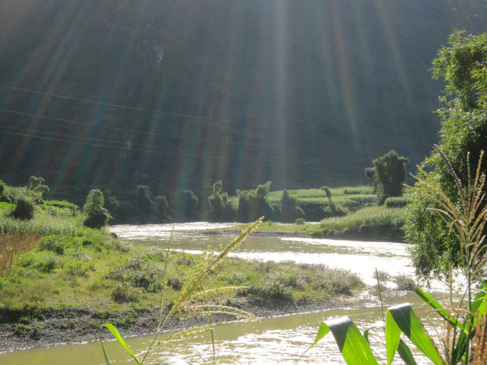 Những tia nắng xuân tô điểm thêm vẻ đẹp của dòng sông Tráng Kìm. Những tia nắng xuân tô điểm thêm vẻ đẹp của dòng sông Tráng Kìm.