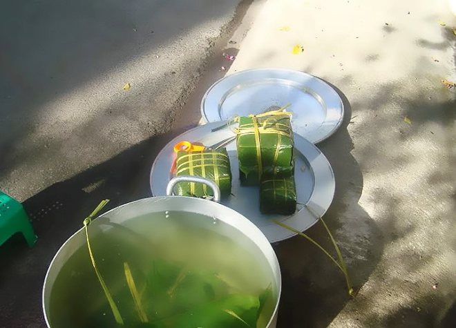 "Tết đến rất gần rồi! Nhìn nồi bánh lại thích cảnh mọi người xum họp, quây quần bên nhau!". Hình ảnh những chiếc chưng xanh khiến cư dân mạng thích thú. Hơn 3.000 like và hàng trăm bình luận chia sẻ cảm xúc của cư dân mạng.