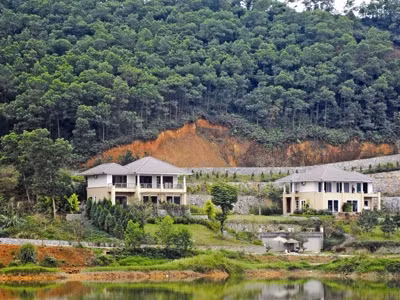 Những biệt thự được hợp thức hóa sổ đỏ ở vùng đồi rừng Ba Vì. Ảnh: Minh Tuấn. Những biệt thự được hợp thức hóa sổ đỏ ở vùng đồi rừng Ba Vì. Ảnh: Minh Tuấn.