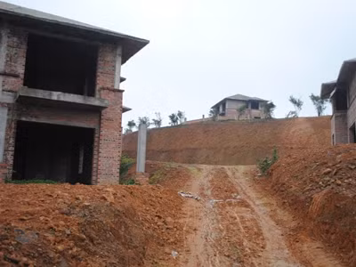 Đồi Đá Bạc bị san phẳng để xây biệt thự. Đồi Đá Bạc bị san phẳng để xây biệt thự.