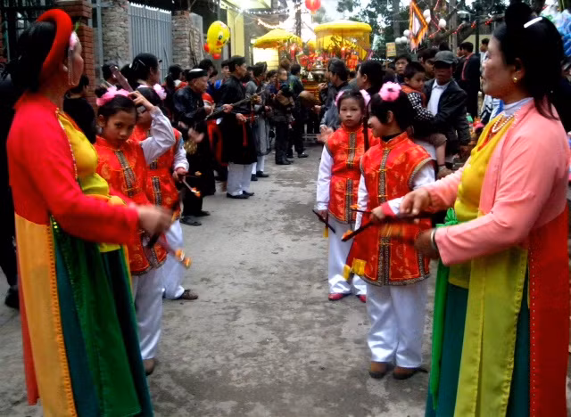 Đúng 18 giờ tất cả các ông lợn ở các xóm trong làng đổ ra đường hướng về đình làng.