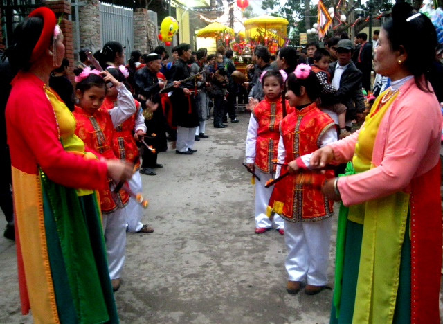 Đúng 18 giờ tất cả các ông lợn ở các xóm trong làng đổ ra đường hướng về đình làng. Đúng 18 giờ tất cả các ông lợn ở các xóm trong làng đổ ra đường hướng về đình làng.