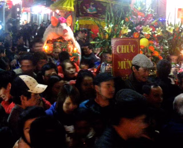 Người dân ở khắp đường làng ngõ xóm của làng La Phù đổ về đình làng.