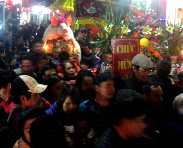 Người dân ở khắp đường làng ngõ xóm của làng La Phù đổ về đình làng. Người dân ở khắp đường làng ngõ xóm của làng La Phù đổ về đình làng.