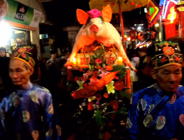 Ông lợn chễm chệ nồi trên kiệu được các thanh niên trai tráng trong làng khiêng trong rừng người nô nức.giữa không gian thiêng liêng ngày lễ tế.