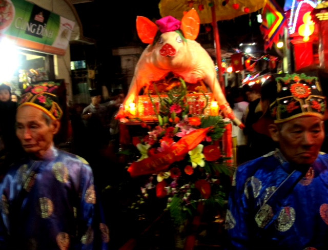 Ông lợn chễm chệ nồi trên kiệu được các thanh niên trai tráng trong làng khiêng trong rừng người nô nức.giữa không gian thiêng liêng ngày lễ tế. Ông lợn chễm chệ nồi trên kiệu được các thanh niên trai tráng trong làng khiêng trong rừng người nô nức.giữa không gian thiêng liêng ngày lễ tế.