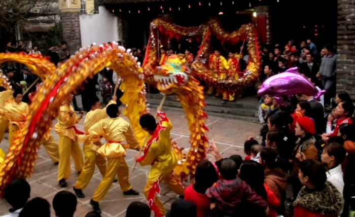 Ảnh 1 : Ngay từ sáng sớm cả lang La Phù đã náo nhiệt trong không khí của lễ hội Ảnh 1 : Ngay từ sáng sớm cả lang La Phù đã náo nhiệt trong không khí của lễ hội