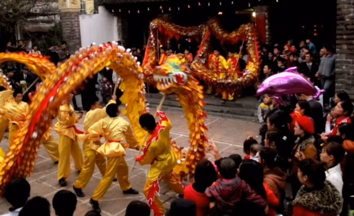 Ảnh 1 : Ngay từ sáng sớm cả lang La Phù đã náo nhiệt trong không khí của lễ hội