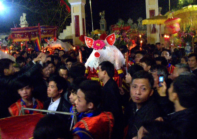 Trong và ngoài đình khách thập phương cùng người dân trong làng chen nhau chật cứng. Trong và ngoài đình khách thập phương cùng người dân trong làng chen nhau chật cứng.