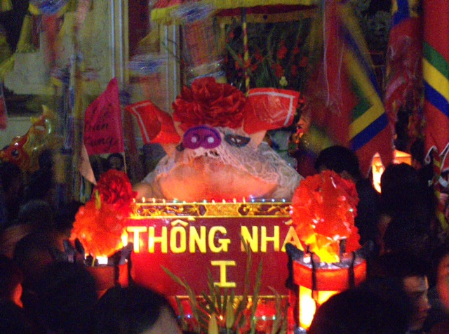 Trong ánh nến lung linh, “ông” lợn La Phù trông thật oai nghiêm Trong ánh nến lung linh, “ông” lợn La Phù trông thật oai nghiêm