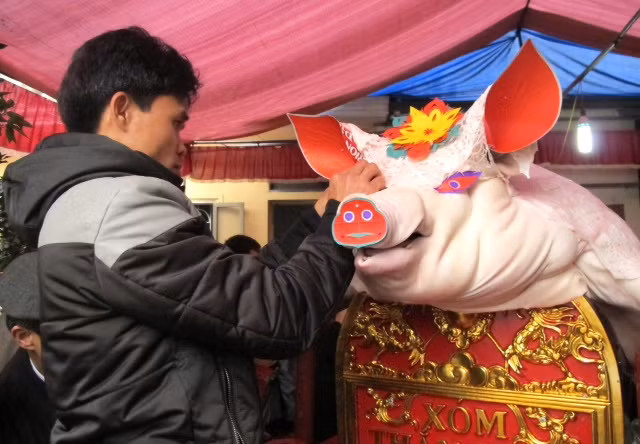 Những “ông lợn” được trang trí rất long trọng và kì công, trước khi rước ra đình làng.