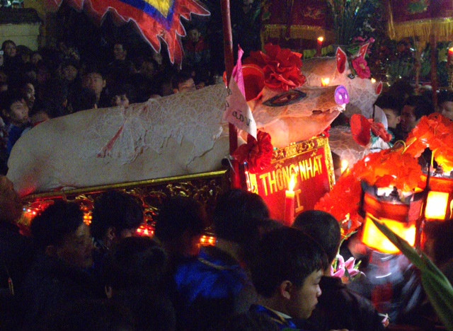 Các làng xếp hàng ngoài sân đình và lần lượt được ban tổ chức nhận lễ. Các làng xếp hàng ngoài sân đình và lần lượt được ban tổ chức nhận lễ.