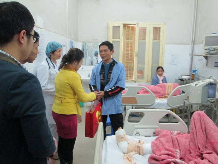 Niềm vui, niềm hạnh phúc của người nhà bệnh nhân khi nhận quà từ thành viên đoàn.