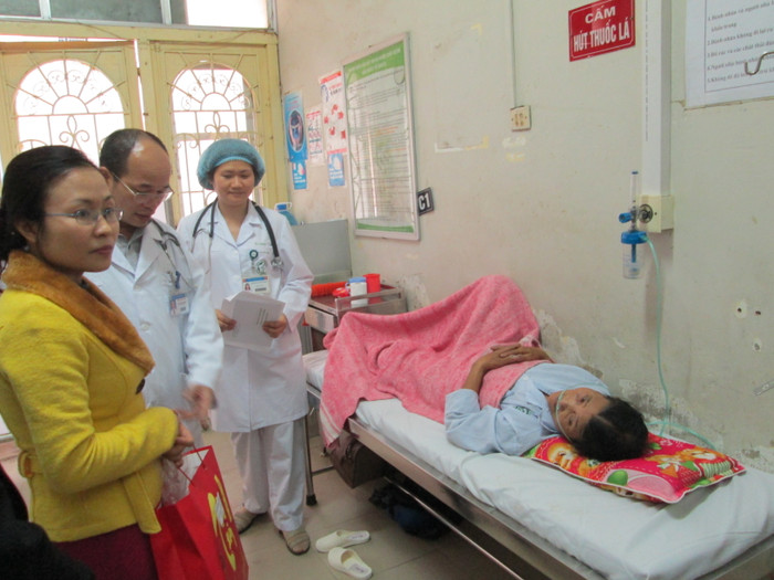 Thành viên trong đoàn trực tiếp mang quà tới giường bệnh.