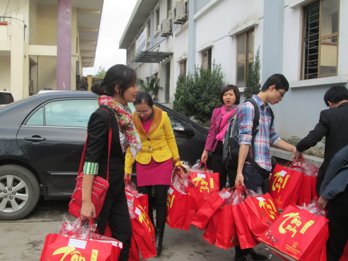 Thành viên đoàn từ thiện chuẩn bị quà dành tặng các bệnh nhân điều trị tại khoa Truyền nhiễm, bệnh viện Bạch Mai.