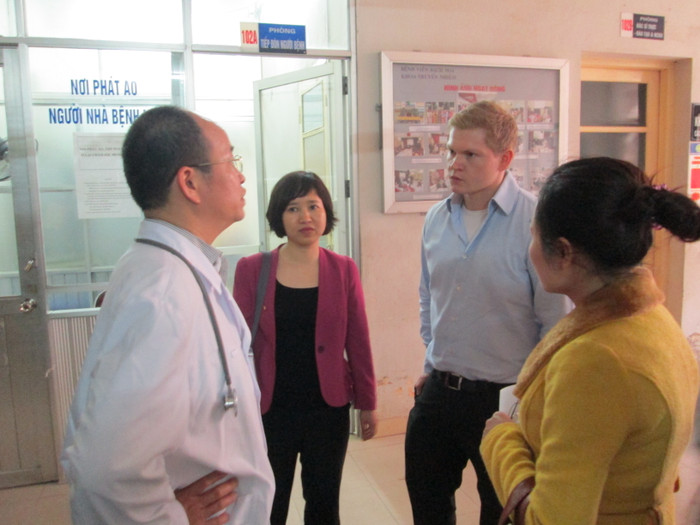 Kết thúc buổi từ thiện, bác sỹ Đỗ Duy Cường trò chuyện thân mật với thành viên đoàn từ thiện.