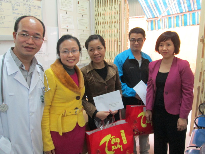 Đoàn dành tặng 2 phần quà và tiền mặt cho 2 bệnh nhân nhiễm HIV đang điều trị tại bệnh viện.