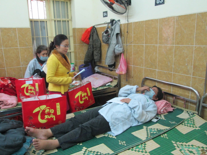 Bênh nhân không cần được nước mắt khi được thành viên đoàn từ thiện động viên, trao quà.