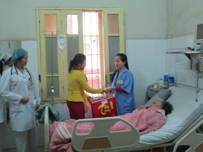 Thành viên đoàn được các bác sỹ trực tiếp giới thiệu hoàn cảnh và bệnh tình của từng bệnh nhân.